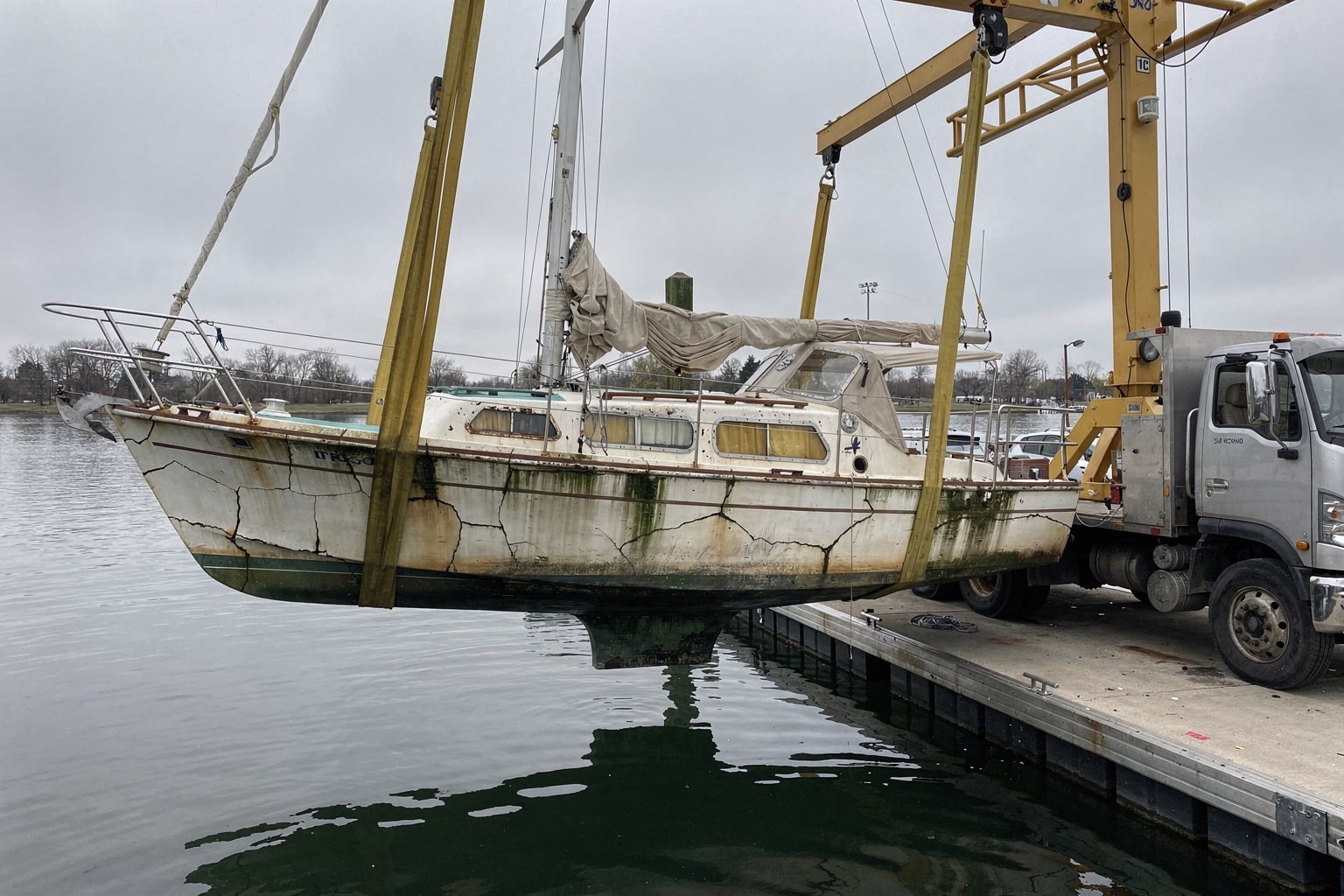 Junk boat removal Minneapolis marina sailboat disposal travel-lift hauling from water
